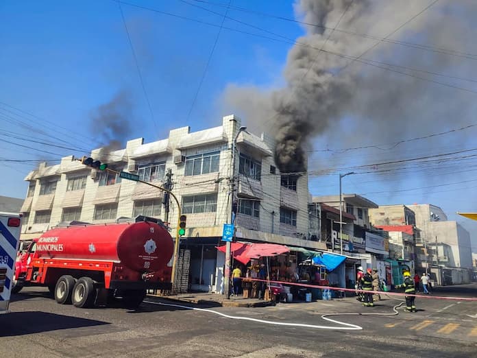 Se incendia edificio en la zona de mercados de Veracruz