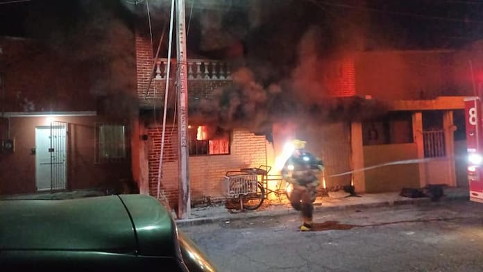 Vøraz 1ncendio consume vivienda y deja al menos 5 p€rrøs chihuahuas sin v1da