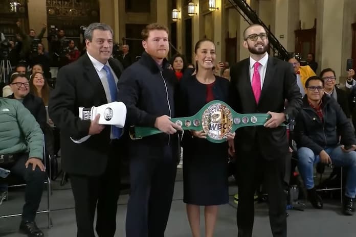 ‘Canelo’ Álvarez y CMB visitan a Sheinbaum; le entregan cinturón de campeona mundial y “guantes de la paz”