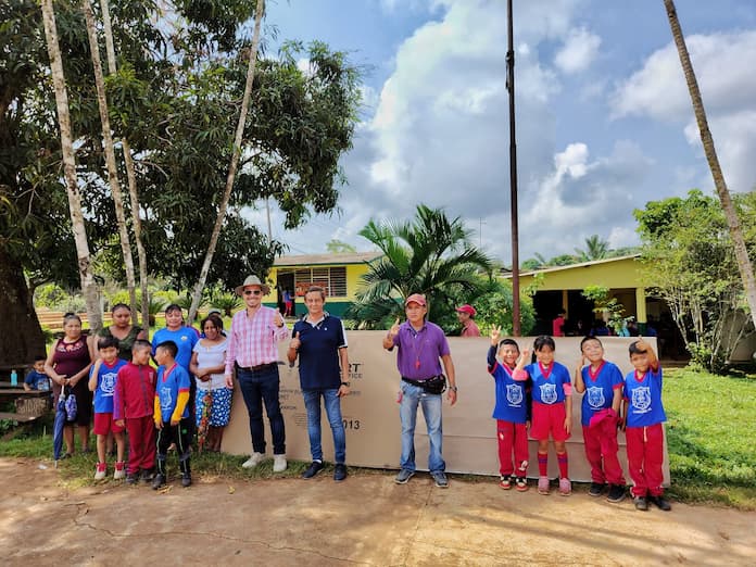 Gobierno de Catemaco entrega apoyos a Primaria José Azueta en La Candelaria