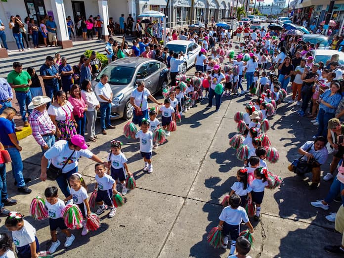 Jardín de niños Elena Mateos en Catemaco participaron en un desfile cívico por conmemoración del 20 de noviembre