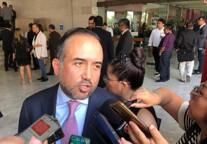Fernando Yunes niega estar denunciado; rinde protesta como diputado local