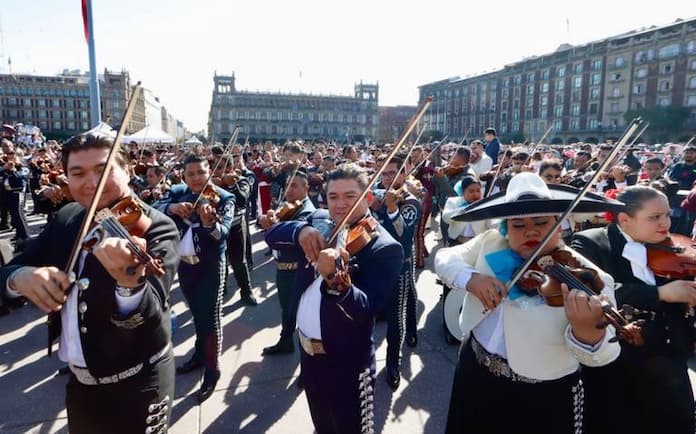 Mariachis rompen récord en el Zócalo de la Ciudad de México