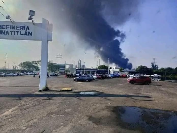 Reportan incendio tras explosión en refinería de Pemex en Minatitlán