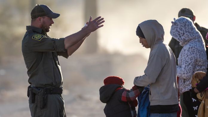 Arizona aprueba una severa ley que criminaliza a migrantes
