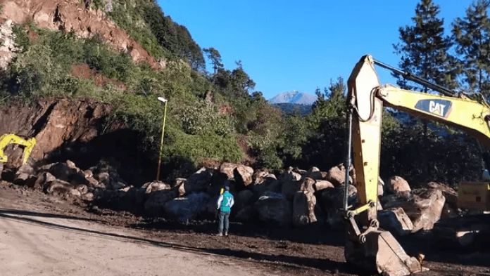 Confirman 8 lesionados por derrumbe en carretera Acatzingo-Mendoza