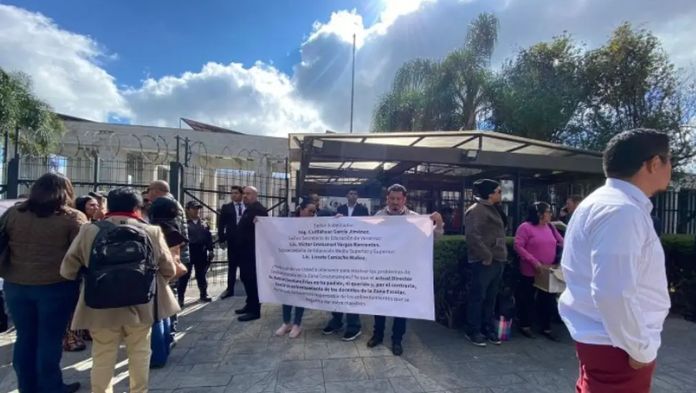 Directores de Telebachilleratos protestan frente al Congreso; exigen recursos para operar
