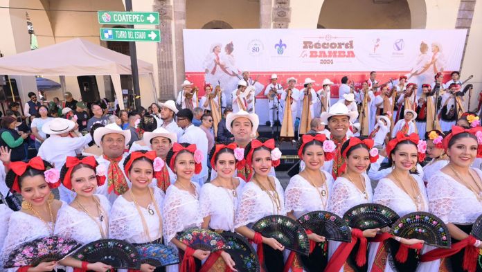 Bailarines de Veracruz rompen récord bailando “La Bamba”, en Xalapa
