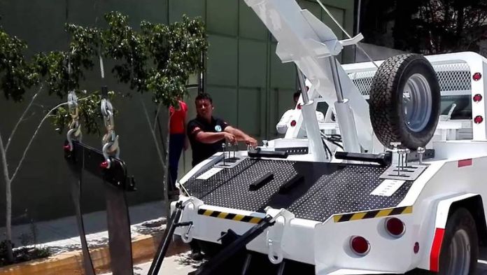 Acusan a policías de corrupción y de beneficiar a empresas de grúas ante la FGE