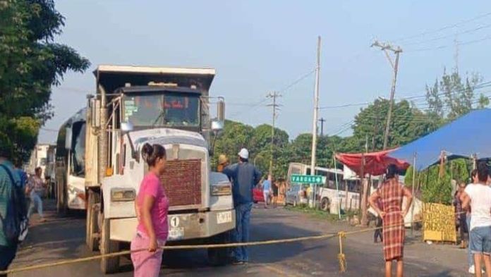 Molestos con su transporte público, cerraron la carretera Veracruz-Xalapa