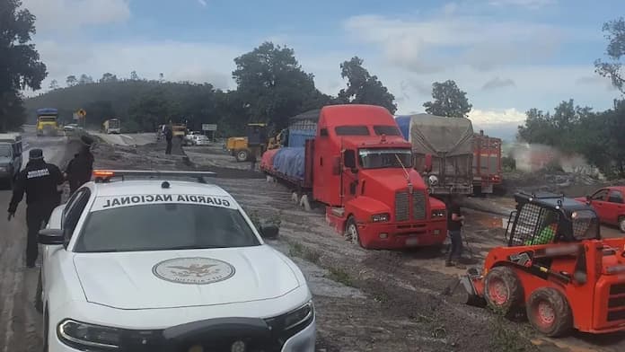 Cierre en autopista de Veracruz por deslizamiento de tierra