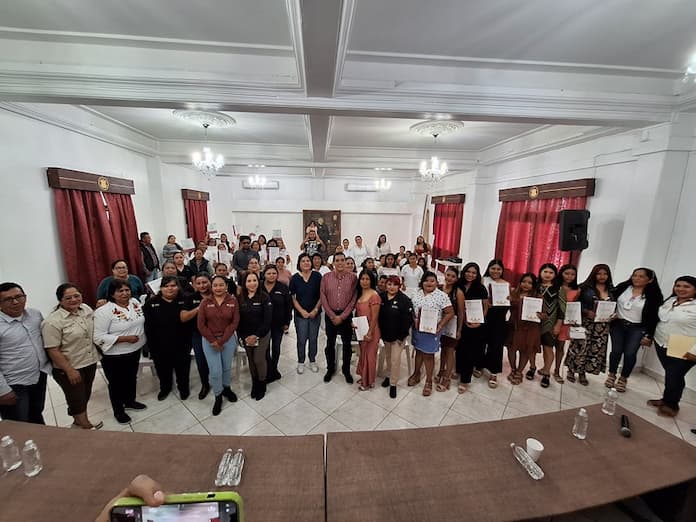 Alcaldesa y Directora de ICATVER entregan diplomas a mujeres beneficiarias del PROABIM