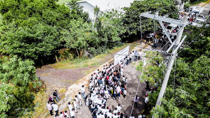 Alcaldesa de San Andrés Tuxtla cumple a Ocelota con ampliación de red eléctrica
