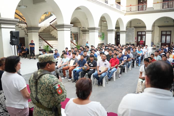 Alcaldesa y autoridades militares presiden Sorteo del Servicio Militar Nacional En San Andrés Tuxtla.