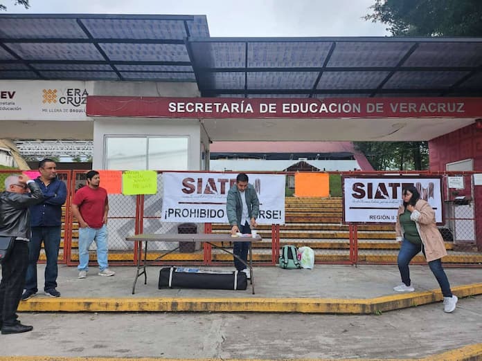 Docentes toman la SEV en reclamo de pagos pendientes desde hace 2 años