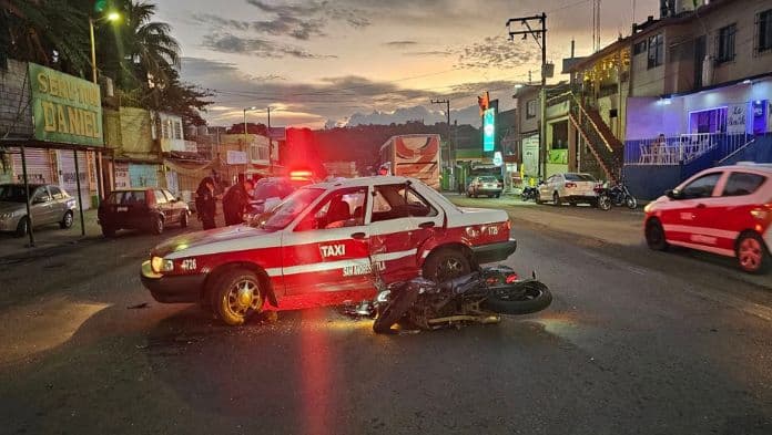 Motociclista colisiona con taxi y resulta gravemente herido, en San Andrés Tuxtla