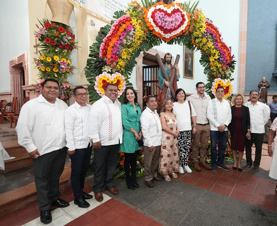 Con orgullo alcaldesa María Elena Solana Calzada participa en la procesión del Santo Patrono San Andrés Apóstol