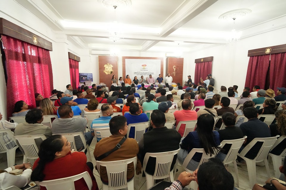 Alcaldesa de San Andrés Tuxtla entrega canastas navideñas para trabajadores municipales