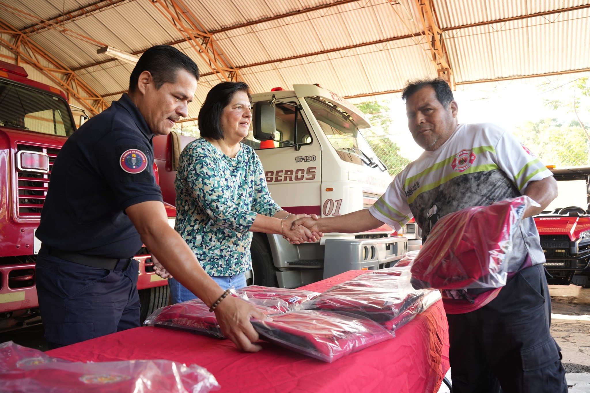 Alcaldesa de San Andrés Tuxtla encabeza entrega de uniformes para esta temporada invernal