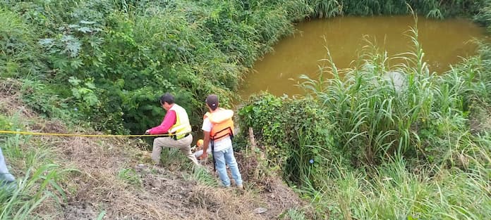 4ccidente deja dos mu£rtøs y un her1do al caer auto a una presa en Cerro Azul