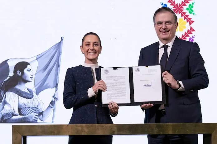 Sheinbaum y Ebrard anuncian arancel de 35% a las importaciones textiles