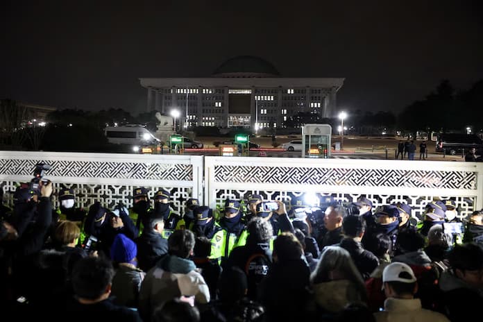 Protestas en Corea del Sur contra la ley marcial decretada por el presidente Yoon Suk Yeol