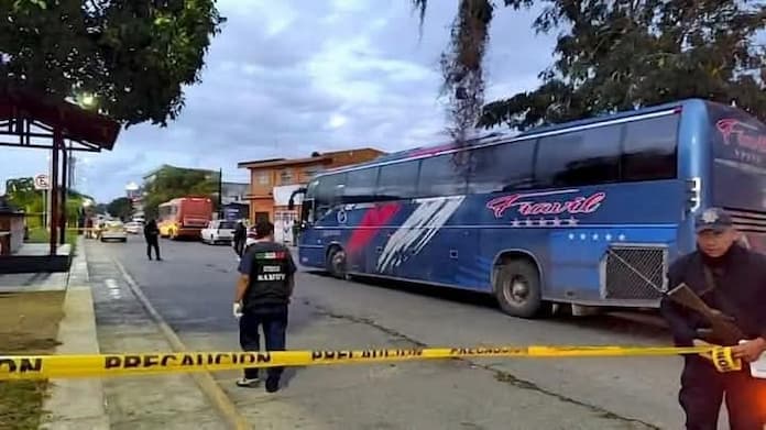 Chofer mu£r£ aplastado por el autobús que manejaba, en el centro de Cosamaloapan