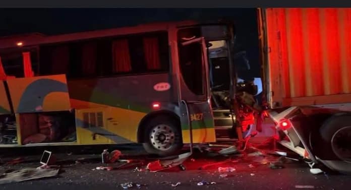 Choque de autobús de Turismo deja varias personas heridas, en Cosamaloapan