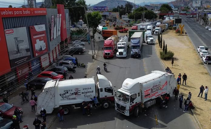 Levantan bloqueos en Ecatepec tras acuerdo de pago a trabajadores del Suteym