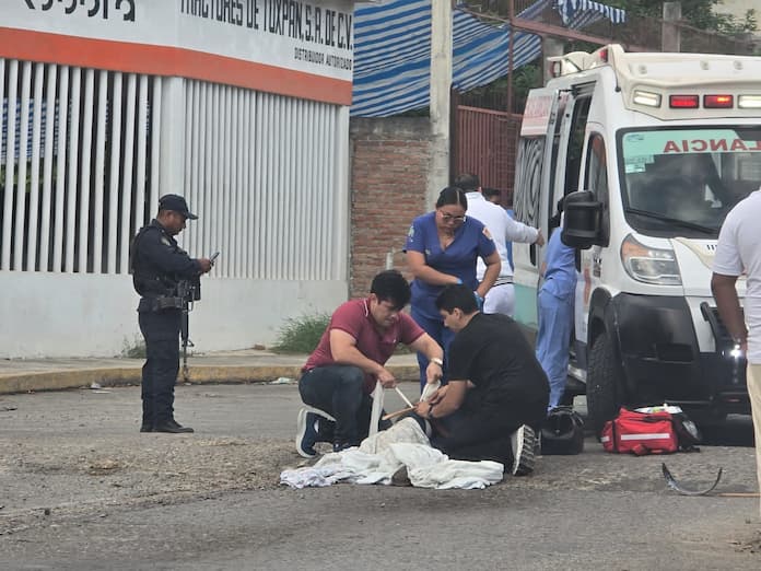 Joven motociclista derrapa y es arrollada por un tráiler, en Tuxpan