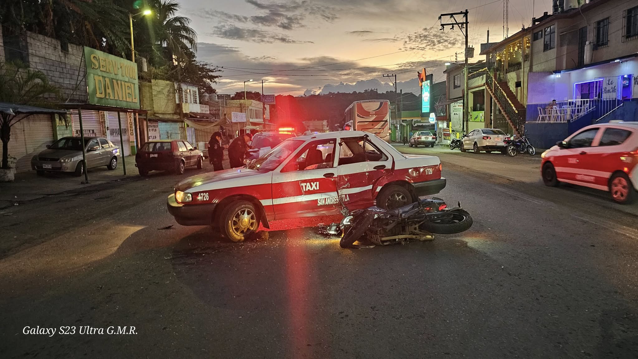 Motociclista colisiona con taxi y resulta gravemente herido, en San Andrés Tuxtla