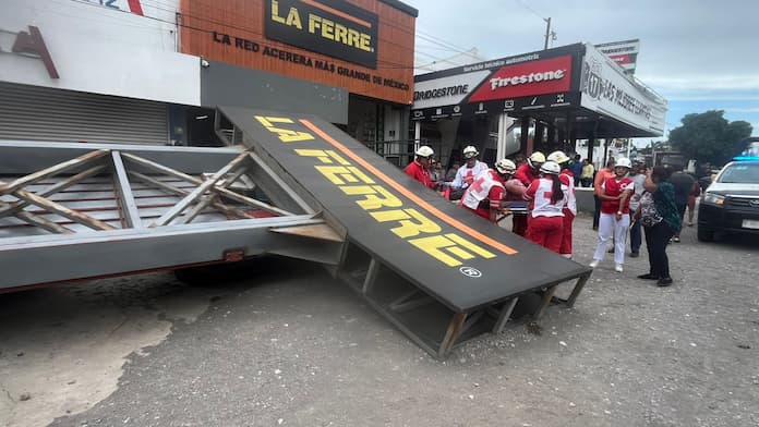 Mujer lesionada al caerle un anuncio sobre varios vehículos en Veracruz