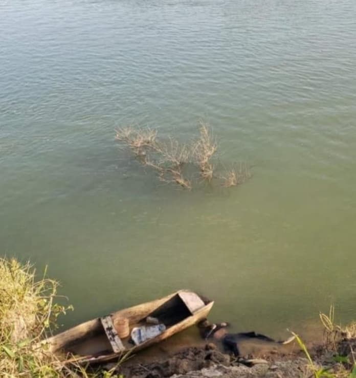 Pescador se @høga en el río Papaloapan, Cosamaloapan