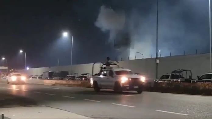 Reportan motín en cárcel de Villahermosa; hay bloqueos y autos incendiados