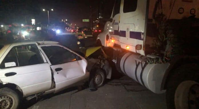 Vehículo particular se impacta contra vehículo de carga en Coatzacoalcos