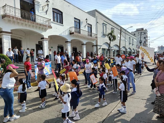 Realizan en Catemaco desfile conmemorativo por el Día Internacional de las Personas con Discapacidad