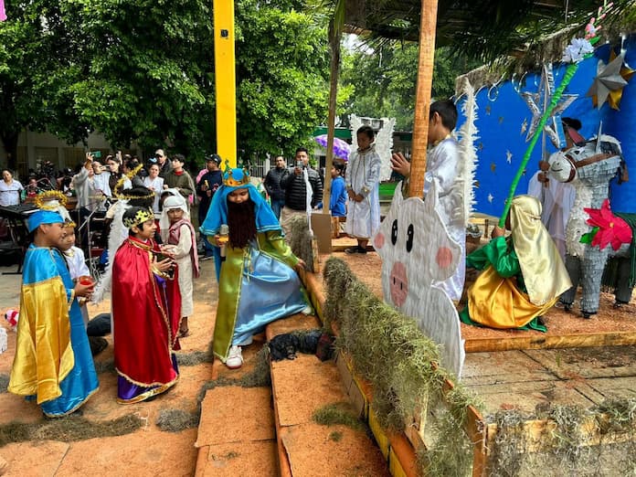 Alcalde y regidor de Catemaco acuden al Festival Navideño a la Escuela Primaria Miguel Alemán