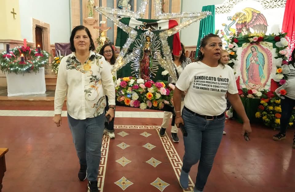 Alcaldesa den san Andrés Tuxtla participa en la procesión de la Virgen de Guadalupe junto con empleados municipales