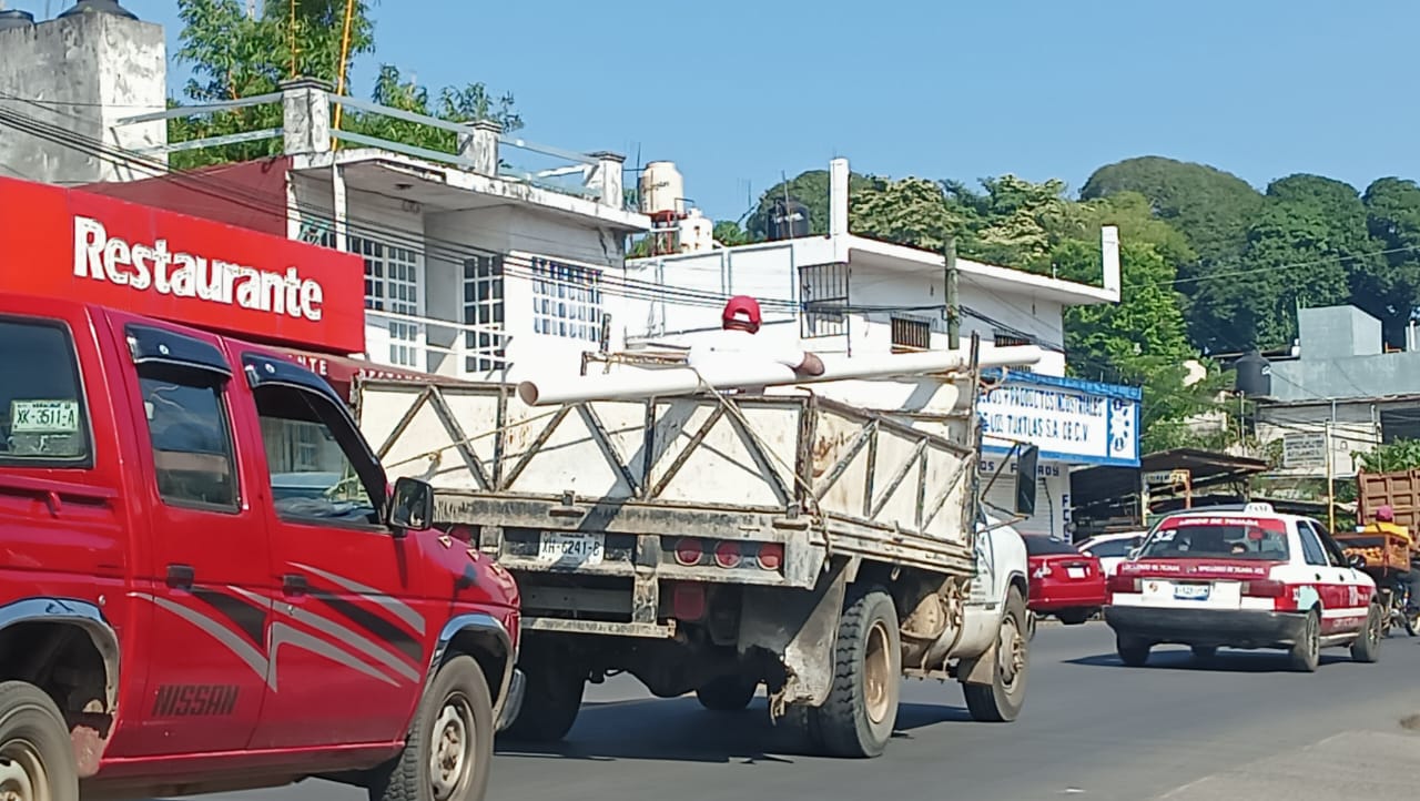 Unidades con sobredimensión de carga, un riesgo en San Andrés Tuxtla