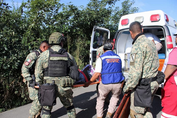 13 albañiles les1onados tras la volcadura de camioneta