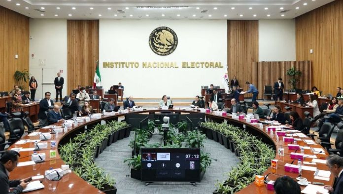Juez denuncia ante FGR a integrantes del INE por desacato