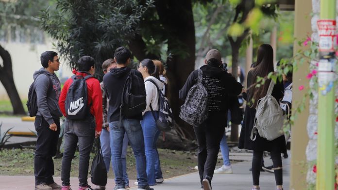 Desertan de bachillerato 430 mil jóvenes cada año
