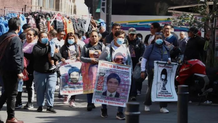 Juez libera a excomandante implicado en el caso Ayotzinapa