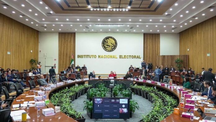 Juez impone tercera multa a consejeros del INE por desacato a suspensión contra reforma judicial