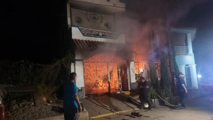 Incendian centro de rehabilitación en Mazatlán con saldo de un muerto y 16 lesionados