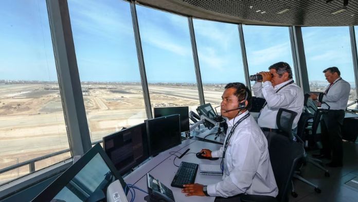 Reclaman controladores de tránsito aéreo a la SICT por falta de pago