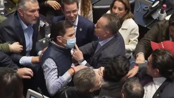 Mario Vázquez denuncia a Yunes por amenazas tras trifulca en Senado