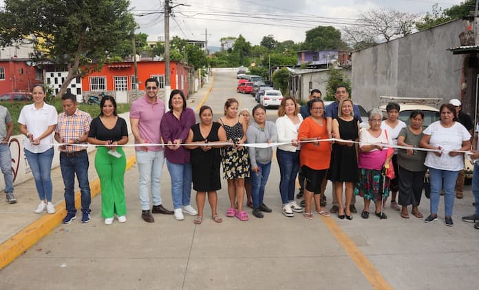 Alcaldesa de San Andrés Tuxtla y ediles inauguran pavimentación de la calle Cristo Rey