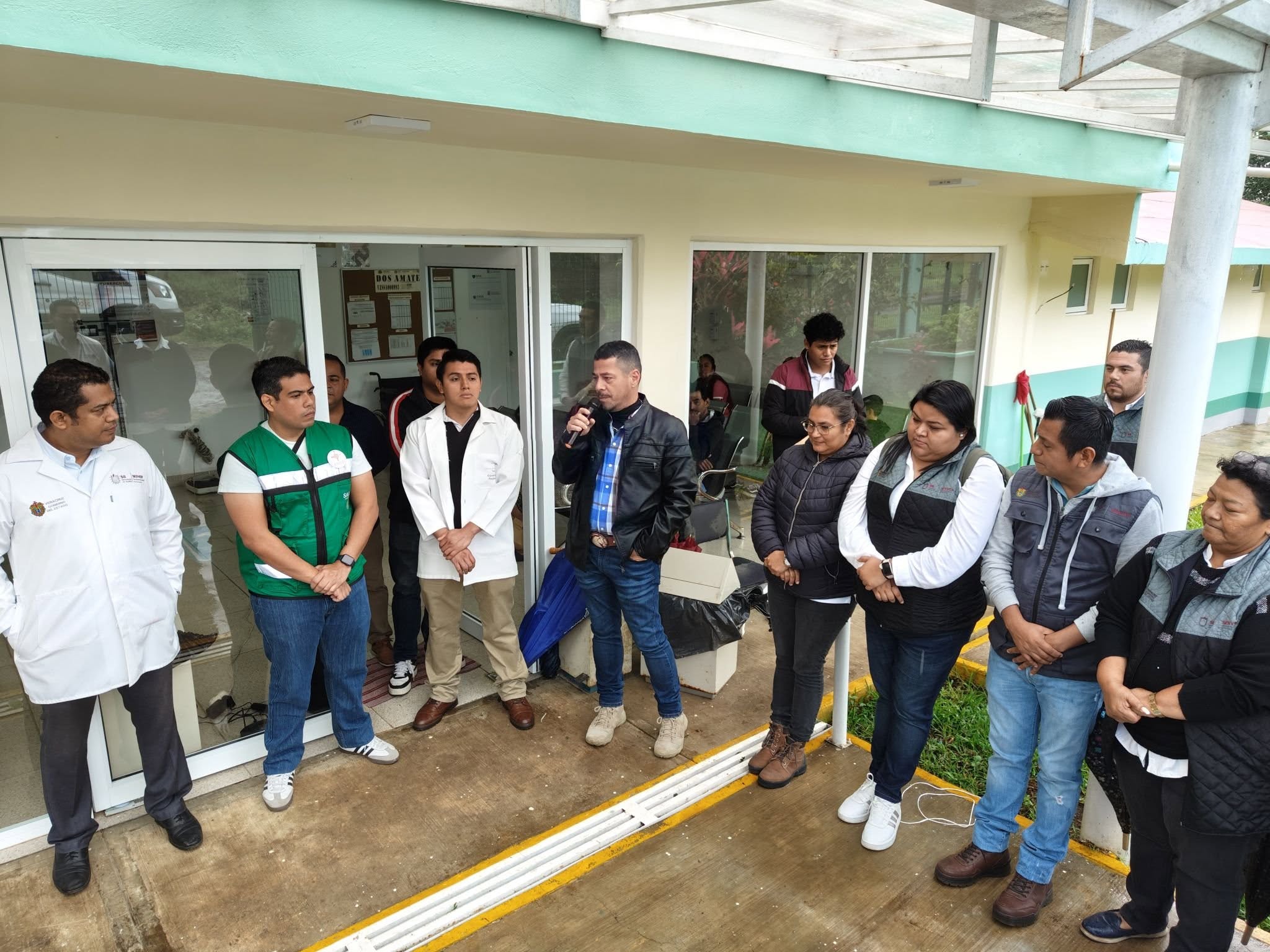 Develan placa conmemorativa en la Unidad de Salud IMSS-Bienestar de Dos Amates en Catemaco