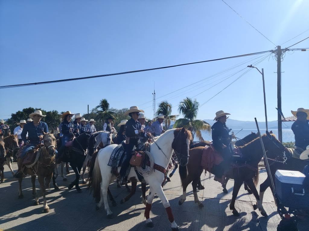 Alcalde de Catemaco asistió a la inauguración de la 16ª Gran Cabalgata de la Amistad